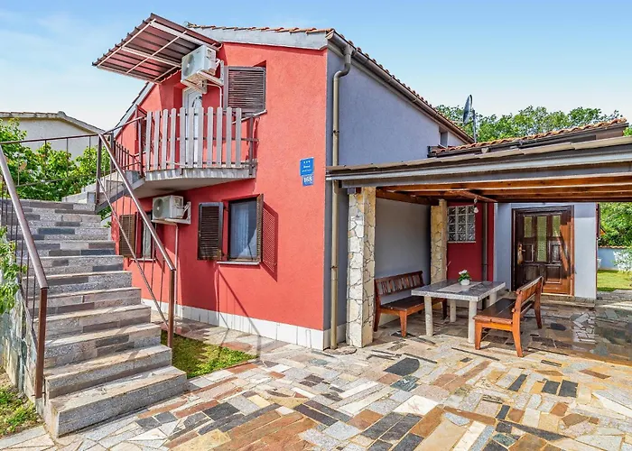 3 Bedroom Gorgeous In Медулин